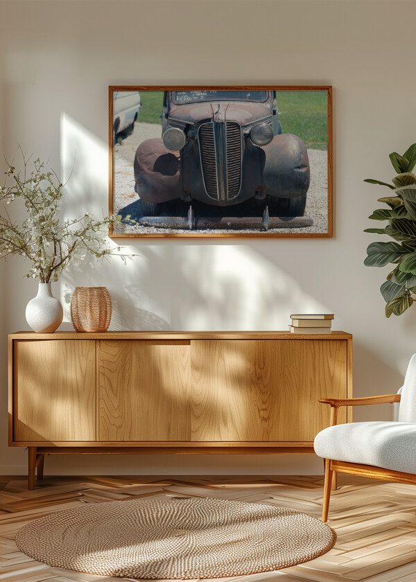 OLD RUSTY CAR