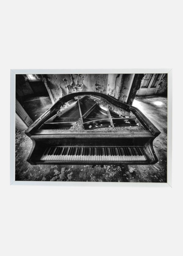 ABANDONED GRAND PIANO