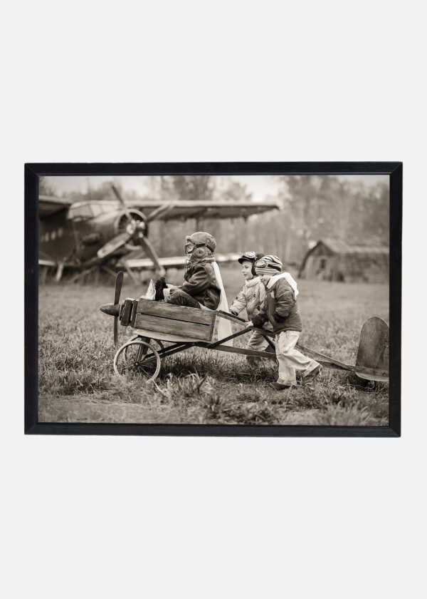 CHILDREN WITH AIRPLANES