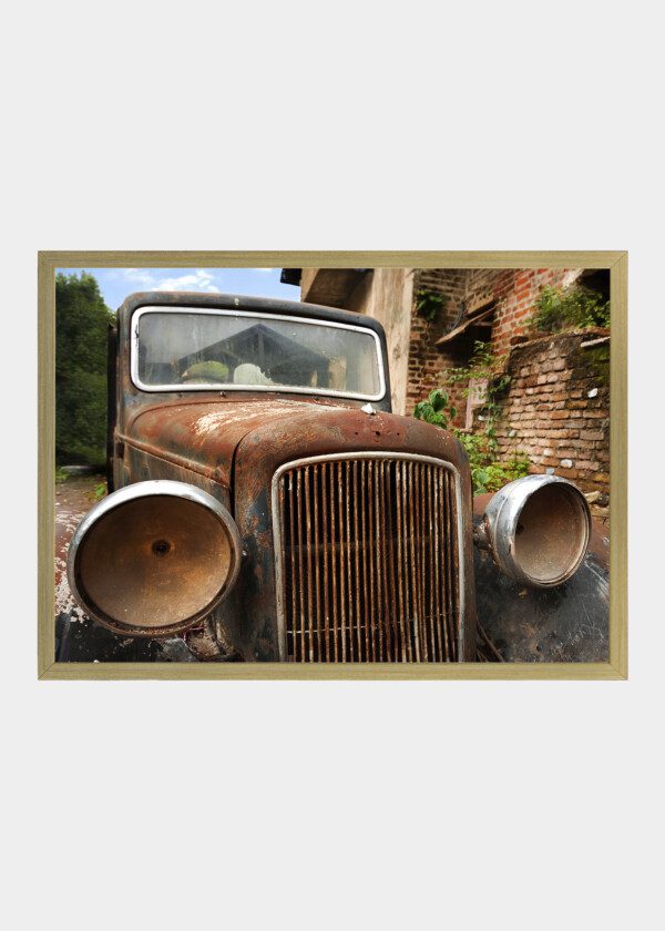 FRONT OF A RUSTY OLD CAR