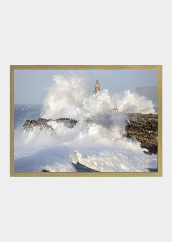 LIGHTHOUSE IN LARGE WAVES