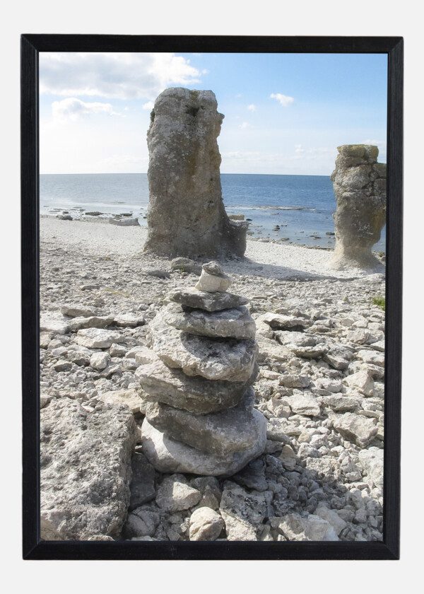 STAPLADE STENAR PÅ STRANDEN