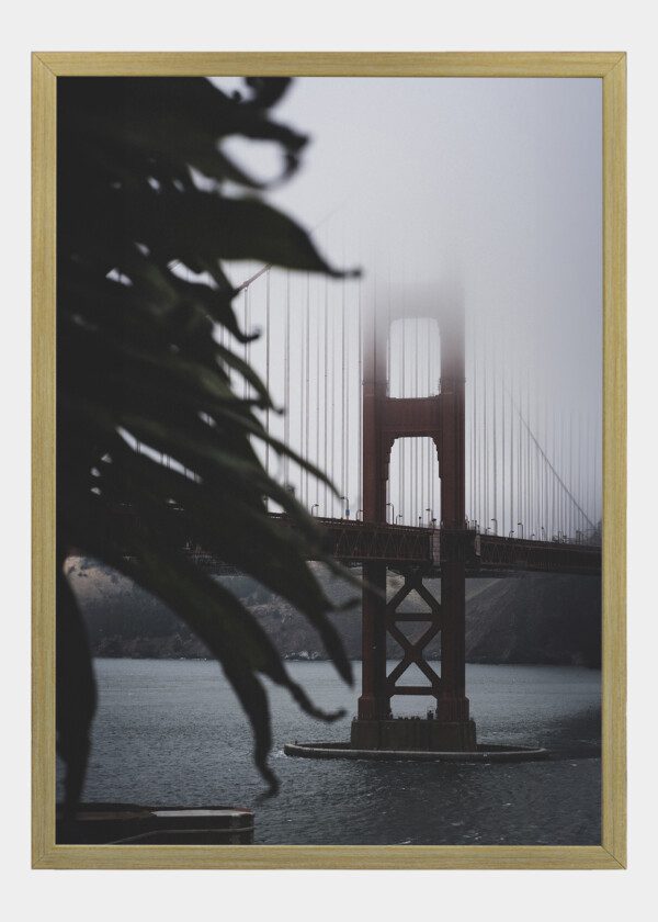 GOLDEN GATE BRIDGE ON A FOGGY DAY