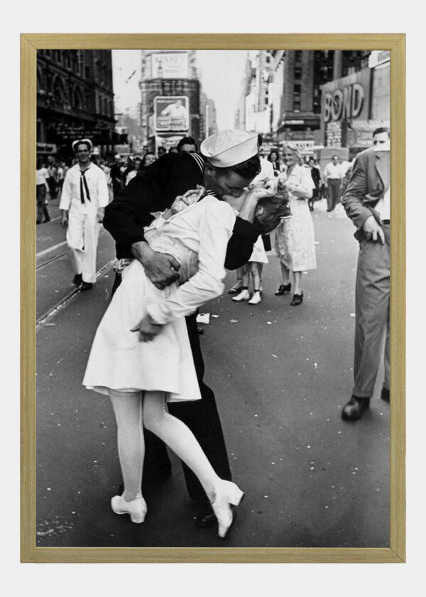 KISSING ON TIMES SQUARE 1945