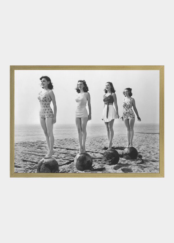 BATHING GIRLS ON THE BEACH