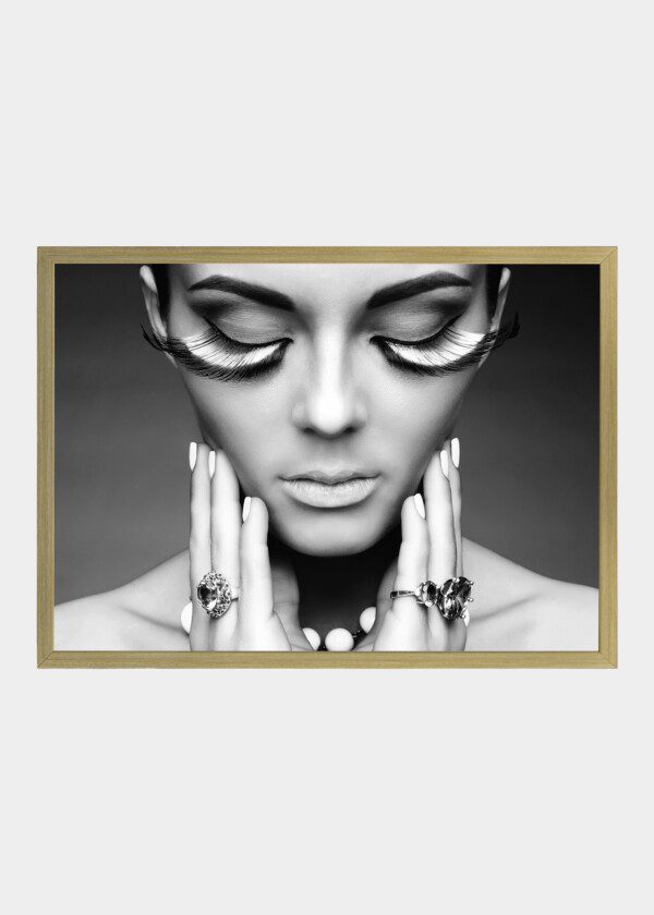 MODEL WITH FALSE EYELASHES