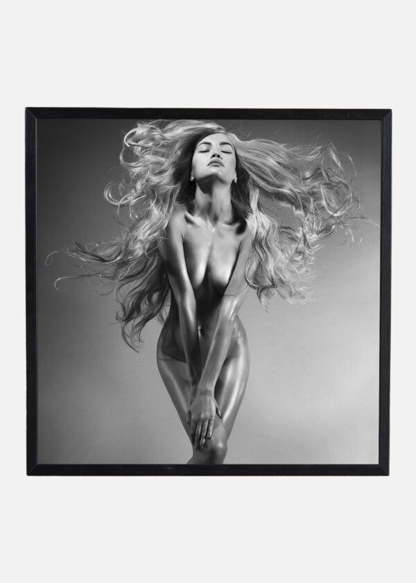 POSE NAKED