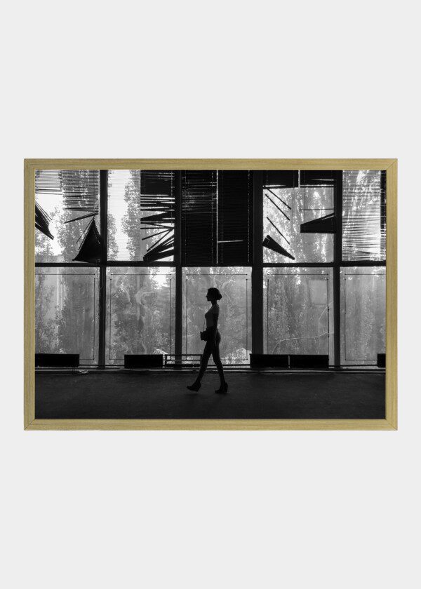 ILLUSTRATION WOMAN IN FRONT OF WINDOW