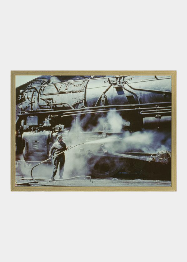 MAN WASH A LOCOMOTIVE