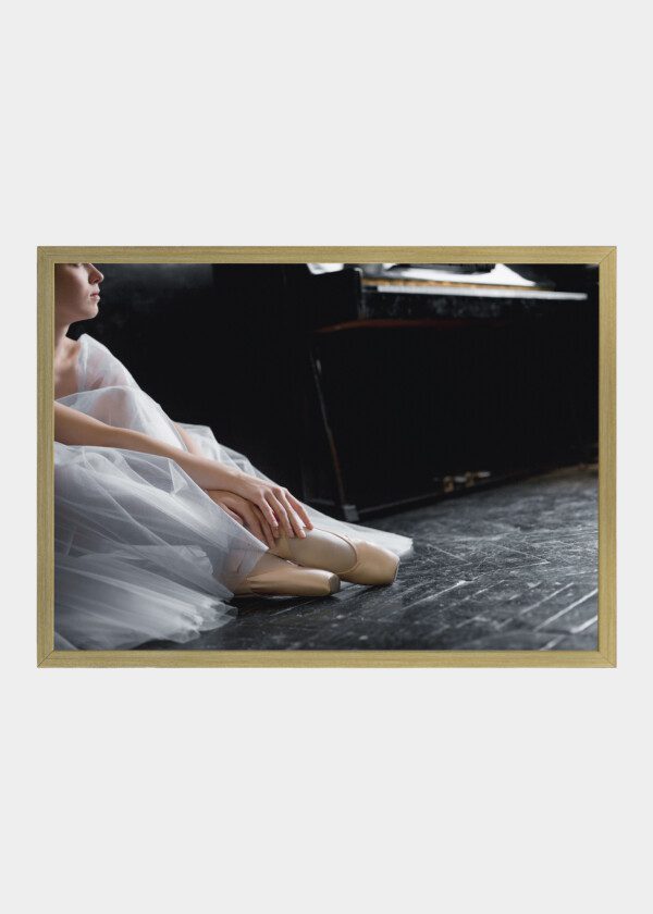 SITTING DANCER