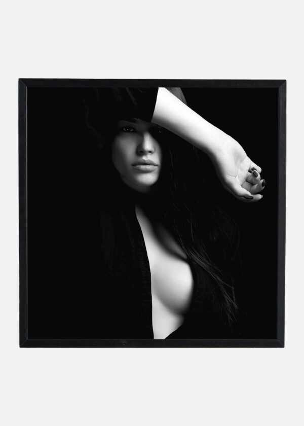 BLACK AND WHITE PORTRAIT WITH SEXY GIRL