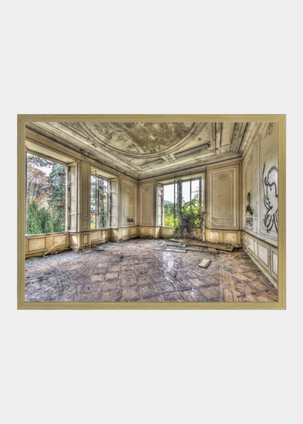 DILAPIDATED LUXURY ROOM IN AN ABANDONED BUILDING