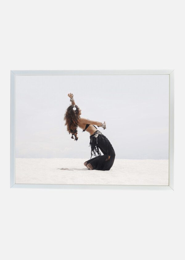 TRIBAL WOMAN BELLY DANCER OUTDOORS