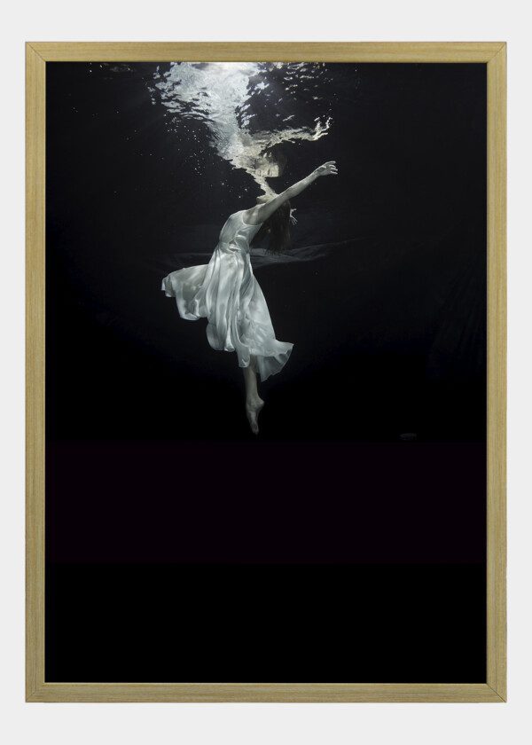 BALLET DANCER IS DANCING UNDERWATER