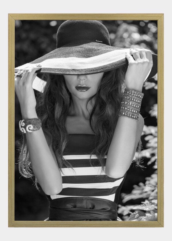 BLACK AND WHITE PORTRAIT OF RETRO GIRL