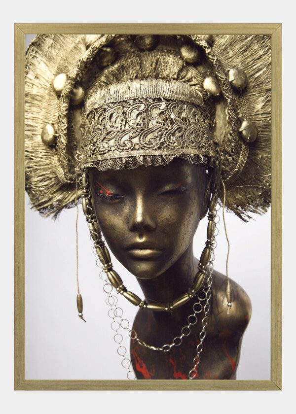 MANNEQUIN IN GOLDEN ROUND HEAD WEAR ON LIGHT BACKGROUND
