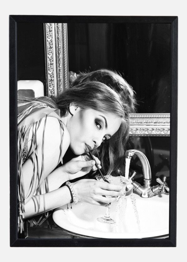 FASHION WOMAN WITH EVENING MAKEUP DRINKS COCKTAIL
