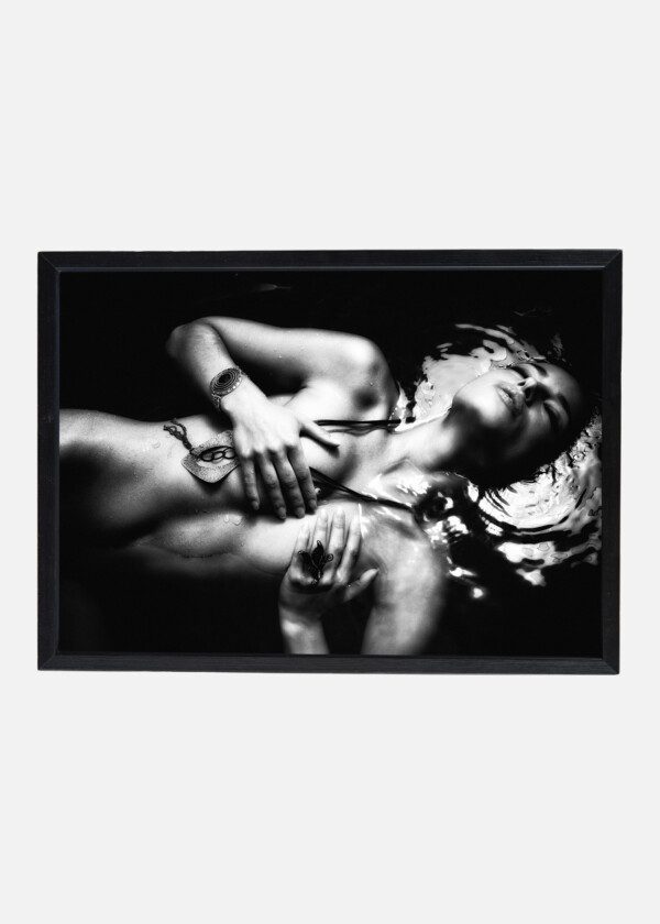 BEAUTIFUL NUDE WOMAN IN WATER BLACK AND WHITE