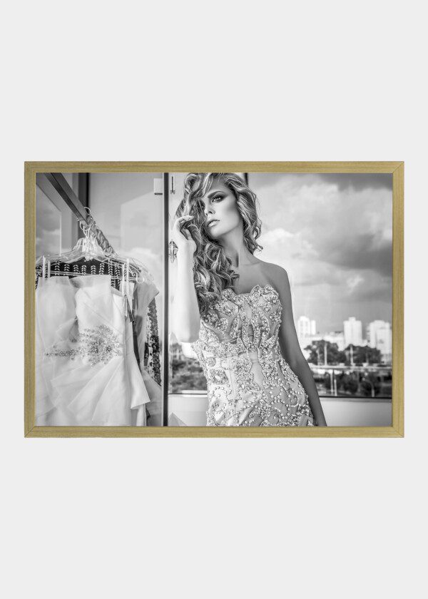 YOUNG SENSUAL & BEAUTY WOMAN IN FASHIONABLE DRESS POSE INDOOR
