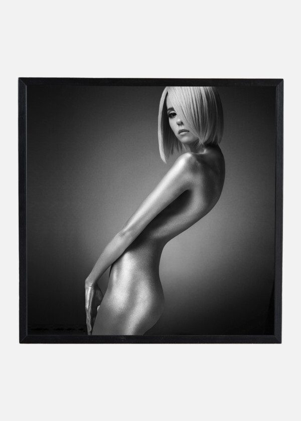 BLACK-AND-WHITE PORTRAIT OF BEAUTIFUL NUDE WOMAN WITH SEXY BODY