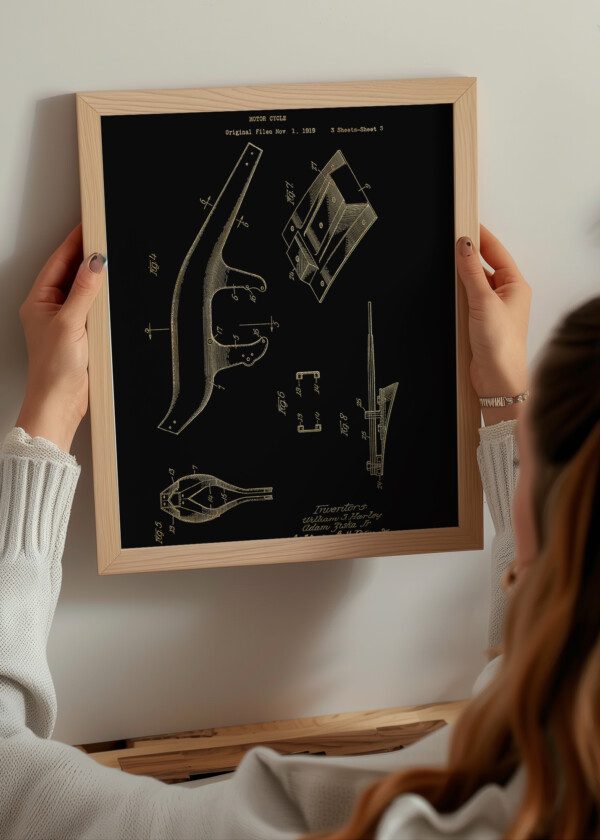 Motiv: Patent Print - W.S Harley Motor cycle Fig 4-8. Miljöbild - Upphängd på väggen i tavelram