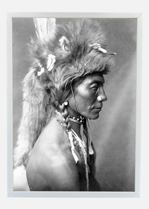 Motiv: Yellow Kidney, Piegan man, wearing a fur headdress. 1910
